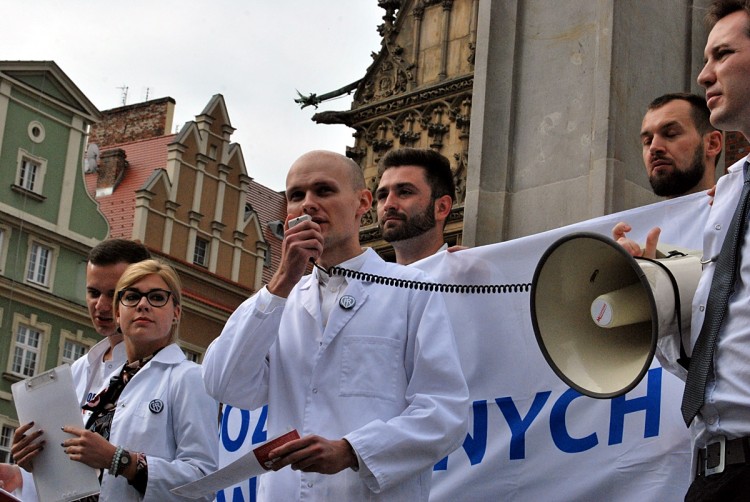 Młodzi lekarze protestowali na wrocławskim Rynku [DUŻO ZDJĘĆ], Bartosz Senderek